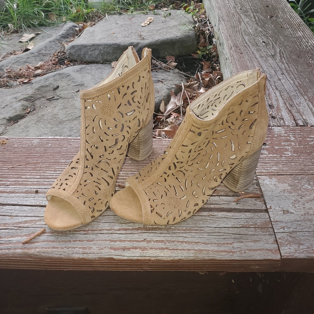 Morena Gabrielli tan peep toe booties